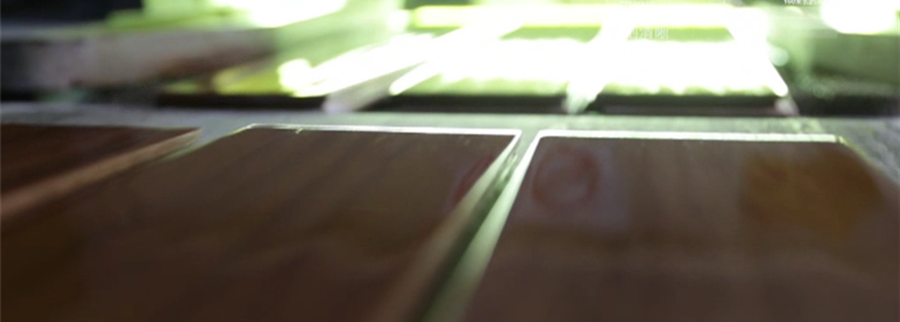 防潮更出色，抗刮更清晰 VS 工艺简陋，不耐磨耗.bmp